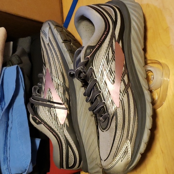 Brooks shoes - Picture 3 of 7